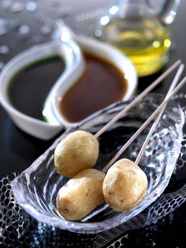 Papas arrugas mit grüner und roter Soße