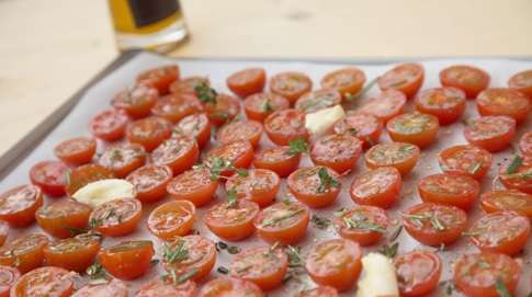 WIE BEWAHRT MAN KIRSCHTOMATEN AUF