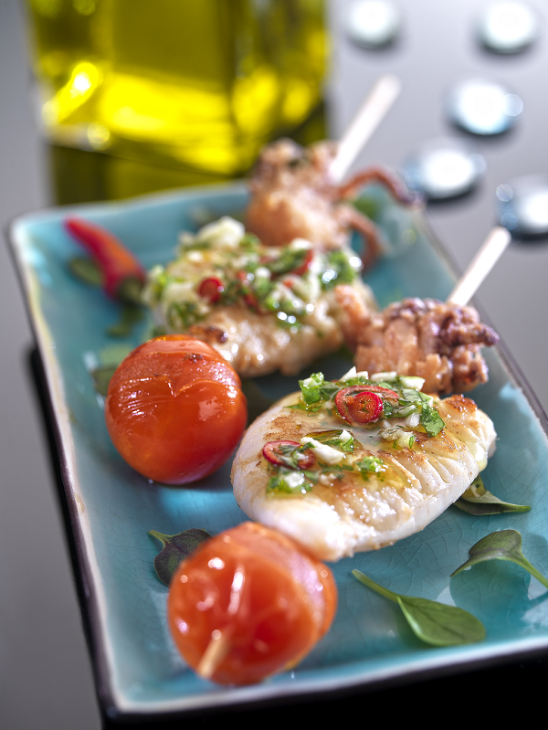 Gegrillter Tintenfisch-Spieß mit Knoblauch und Petersilie