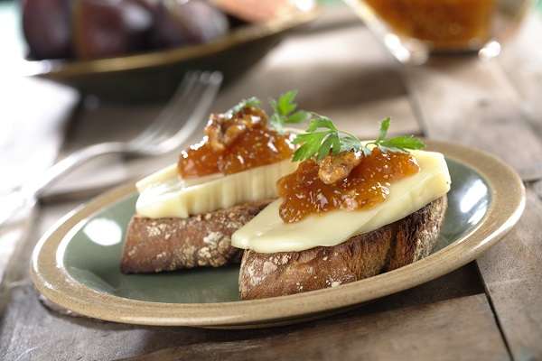 Kanapee mit Feigenkonfitüre, Walnüssen und Arzúa-Ulloa-Käse