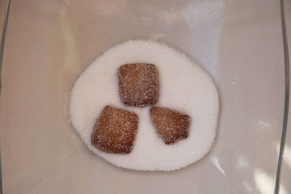 Schmalzgebäck mit Wein und Olivenöl aus Spanien