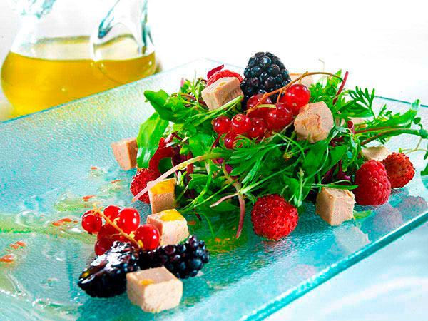 Salat mit halbgegarter Gänseleberpastete und Beeren