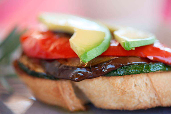 Toast mit Olivenöl gebackenem Gemüse