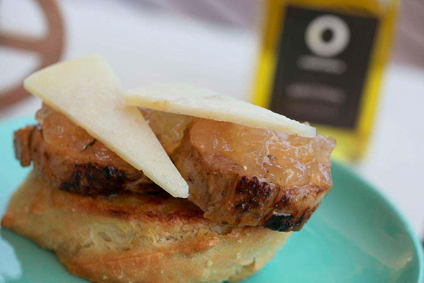 Toast mit karamellisierten Zwiebeln und Käseeckchen