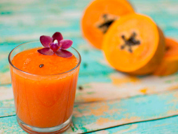 Smoothie Mango, Papaya und Karotte