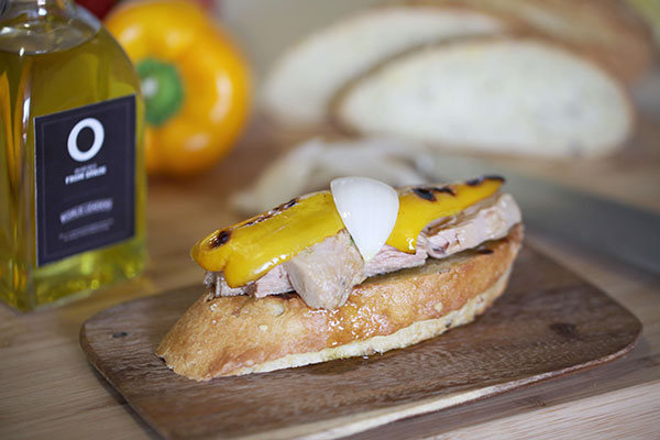 Toast mit in Olivenöl eingelegtem Thunfisch mit Paprika und süsser Zwiebe