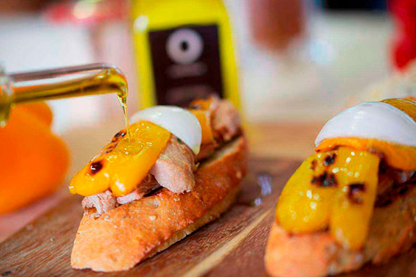 Toast mit in Olivenöl eingelegtem Thunfisch mit Paprika und süsser Zwiebel