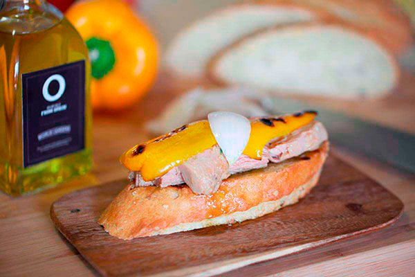 Toast mit in Olivenöl eingelegtem Thunfisch mit Paprika und süsser Zwiebel