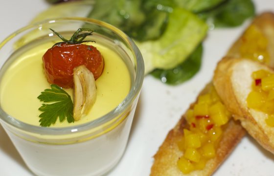 Panna Cotta vom Ziegenkäse mit Quitten-Crostini und Wintersalat