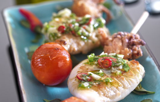 Gegrillter Tintenfisch-Spieß mit Knoblauch und Petersilie