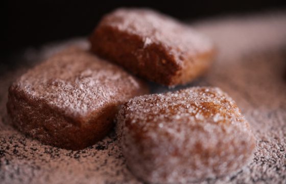 Schmalzgebäck mit Wein und Olivenöl aus Spanien