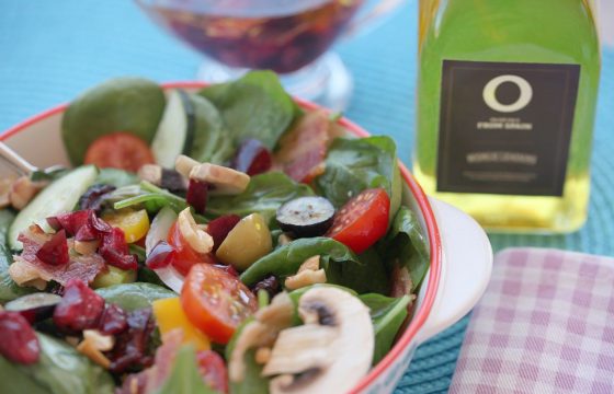 SALAT mit glänzender Kirschvinaigrette