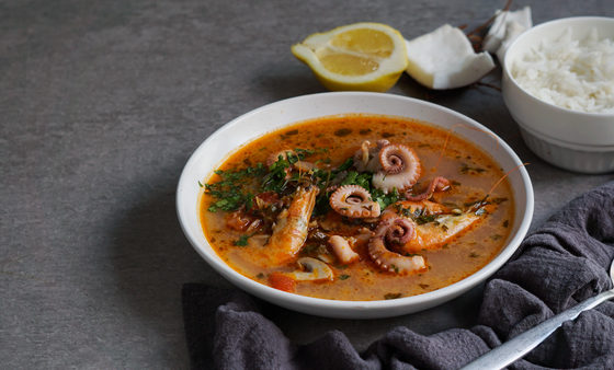 Fisch- und Meeresfrüchtesuppe mit Olivenöl auf spanische Art
