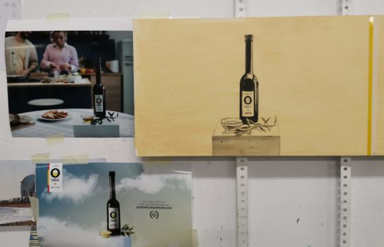 Die Malerin Neus Martín Royo fertigt ein Ölgemälde für die Kampagne über Olivenöle aus Spanien in Deutschland.