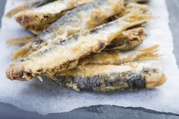 «Pescaíto Frito»: gebratener Fisch, spanische Art (mit Olivenöl)