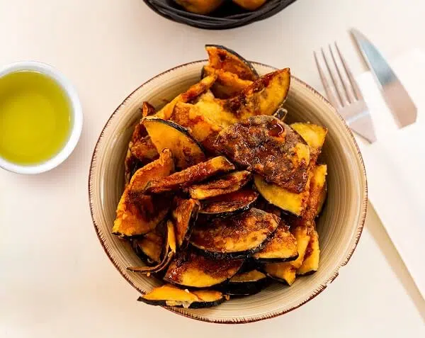 Aubergine in Tempura mit Honig-Senf-Vinaigrette