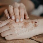Handpeeling mit Olivenöl und Zucker selber machen