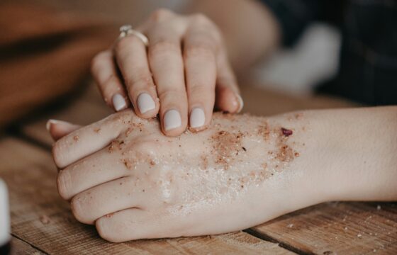Handpeeling mit Olivenöl und Zucker selber machen